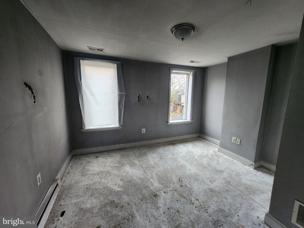 Image 15 of property listing at 1824 E FEDERAL ST, Baltimore, MD 21213