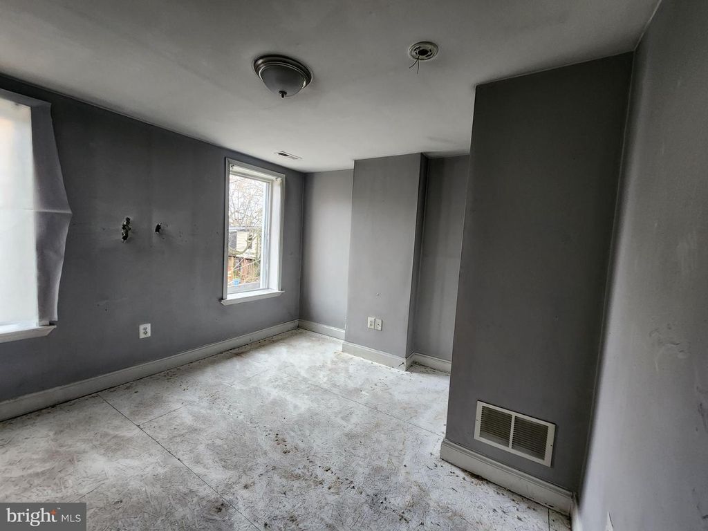 Image 16 of property listing at 1824 E FEDERAL ST, Baltimore, MD 21213