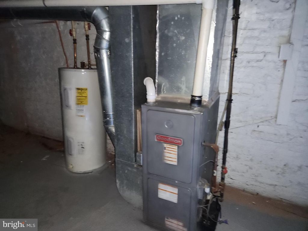 Image 23 of property listing at 1824 E FEDERAL ST, Baltimore, MD 21213