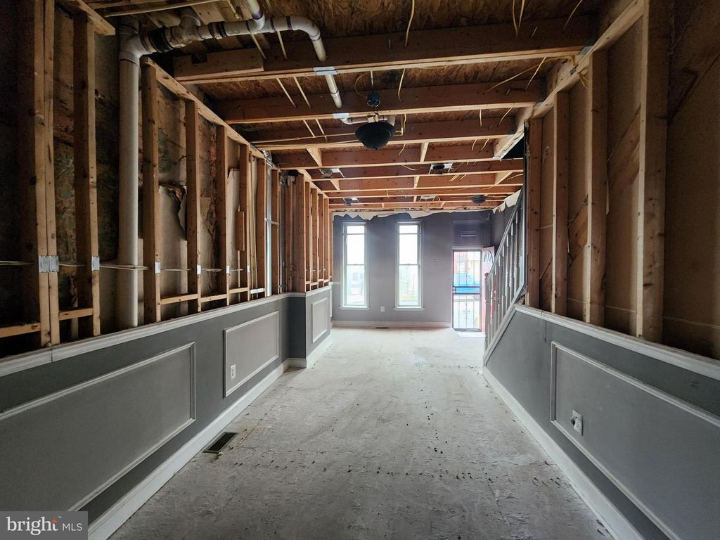 Image 7 of property listing at 1824 E FEDERAL ST, Baltimore, MD 21213