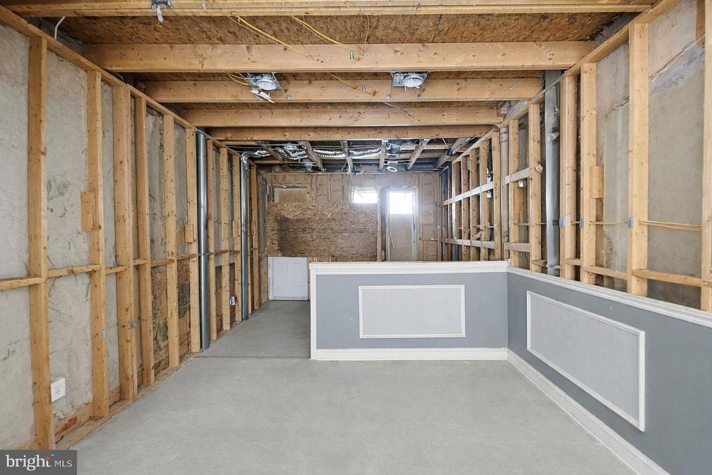 Image 8 of property listing at 1824 E FEDERAL ST, Baltimore, MD 21213