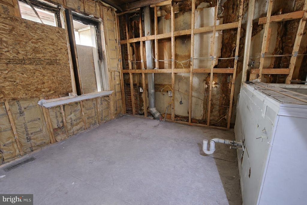 Image 9 of property listing at 1824 E FEDERAL ST, Baltimore, MD 21213