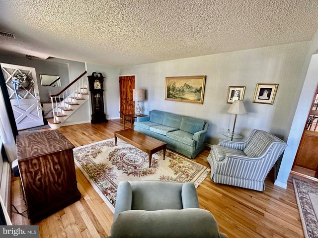 26 MORNINGSIDE DR, Pennington, NJ 08534