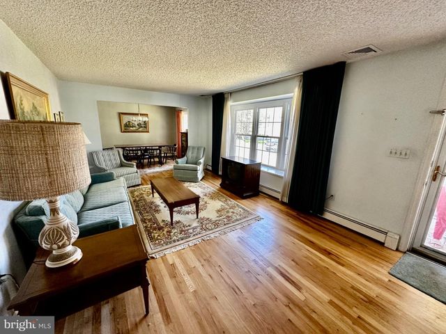 26 MORNINGSIDE DR, Pennington, NJ 08534