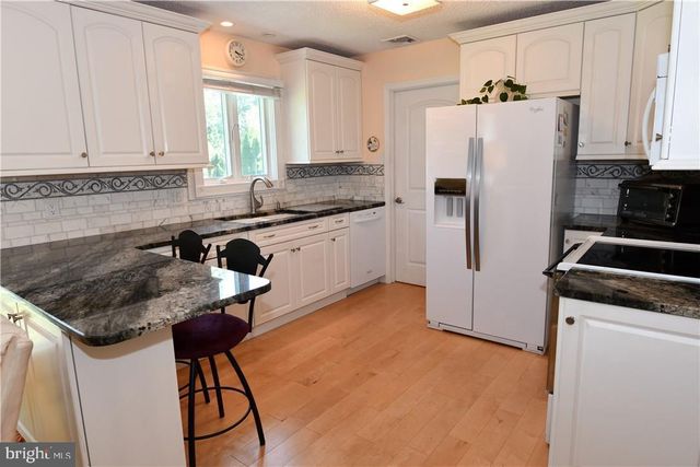 26 MORNINGSIDE DR, Pennington, NJ 08534