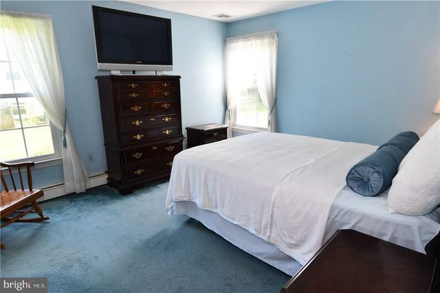26 MORNINGSIDE DR, Pennington, NJ 08534