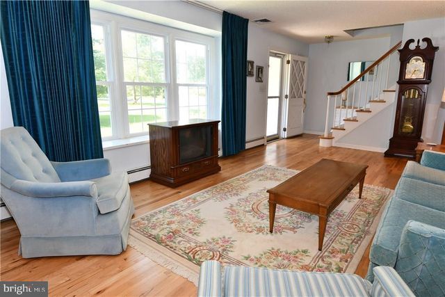 26 MORNINGSIDE DR, Pennington, NJ 08534