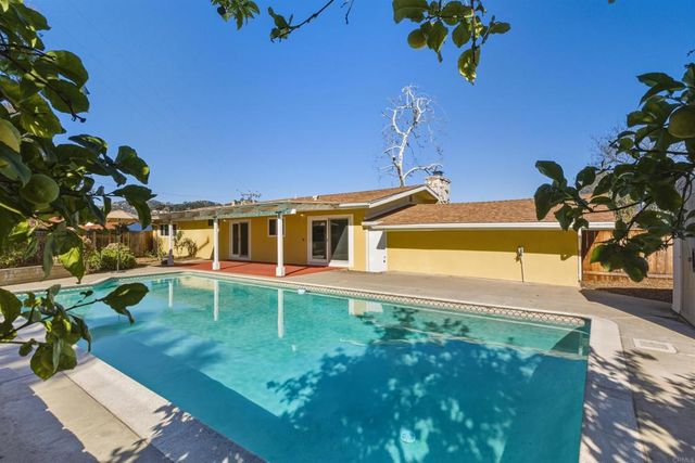 2041 Nutmeg Street N, Escondido, CA 92026