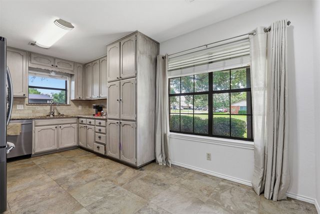 1300 Linda Court, Cleburne, TX 76033