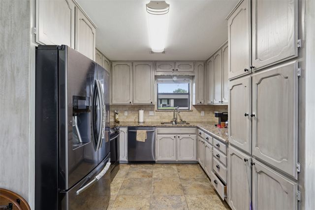 1300 Linda Court, Cleburne, TX 76033