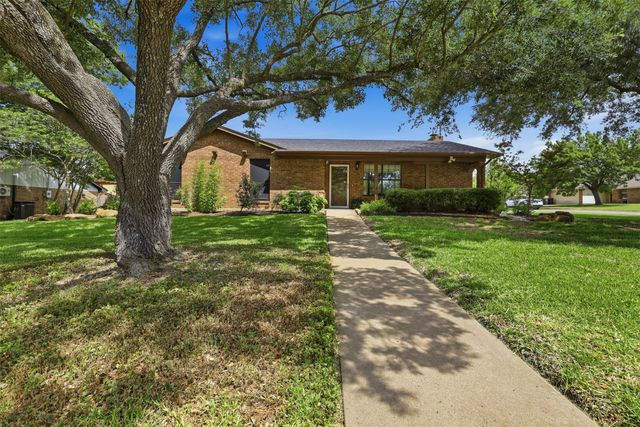 1300 Linda Court, Cleburne, TX 76033