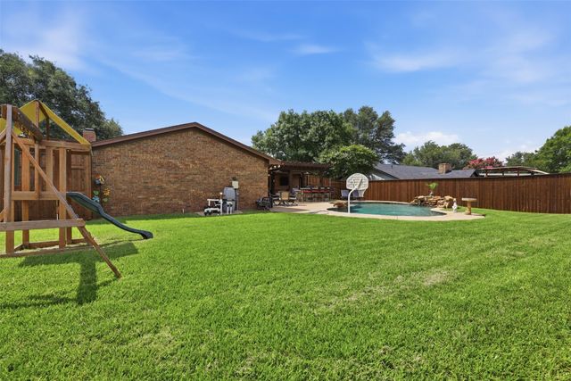 1300 Linda Court, Cleburne, TX 76033