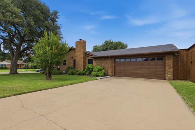 1300 Linda Court, Cleburne, TX 76033