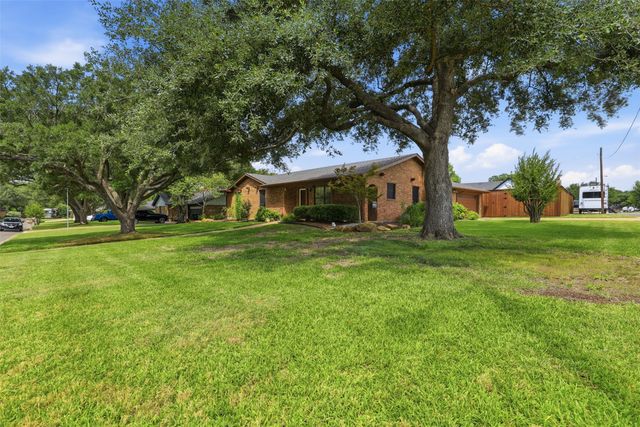 1300 Linda Court, Cleburne, TX 76033