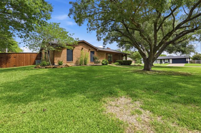 1300 Linda Court, Cleburne, TX 76033