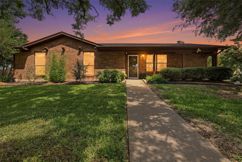 1300 Linda Court, Cleburne, TX 76033