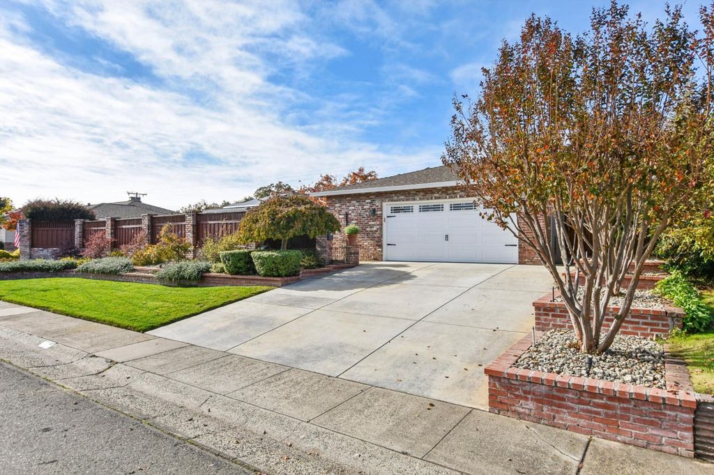 6284 Fordham Way, Sacramento, CA 95831