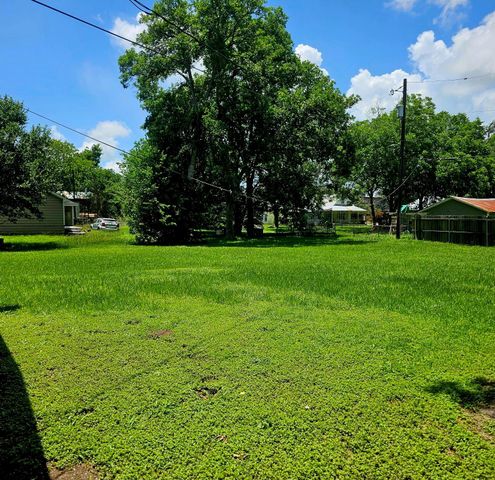 710 College Street, El Campo, TX 77437