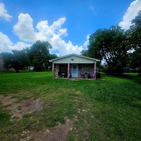 710 College Street, El Campo, TX 77437