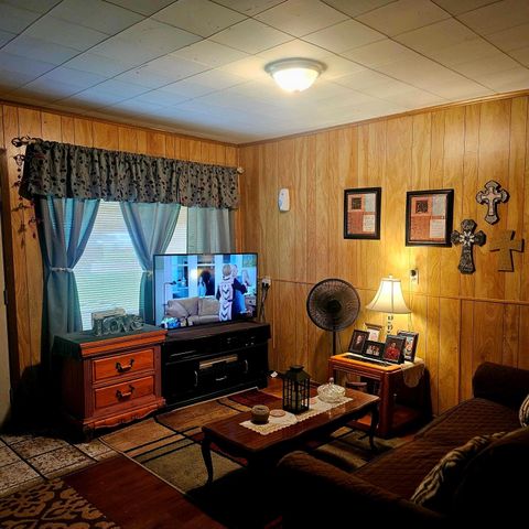 710 College Street, El Campo, TX 77437