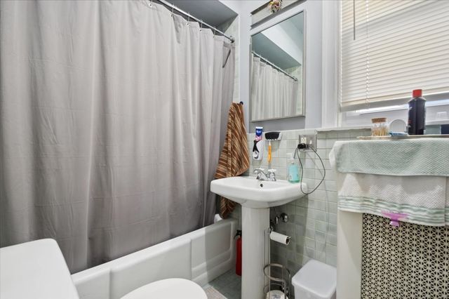 1762 W Morse Avenue, Chicago, IL 60626