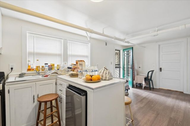 1762 W Morse Avenue, Chicago, IL 60626