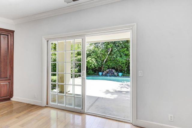 5 Latham Ln, Sacramento, CA 95864