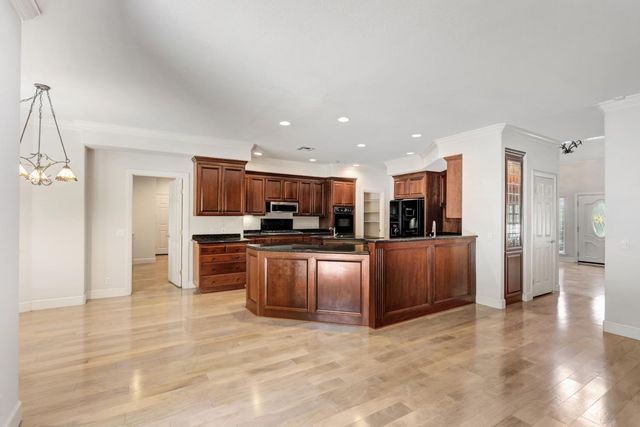 5 Latham Ln, Sacramento, CA 95864