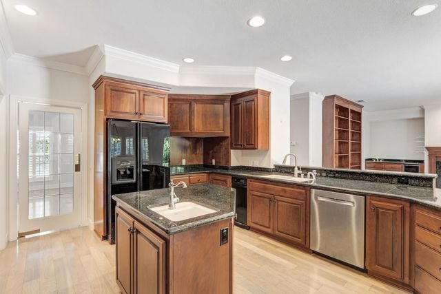 5 Latham Ln, Sacramento, CA 95864