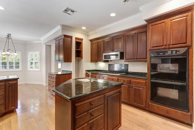 5 Latham Ln, Sacramento, CA 95864