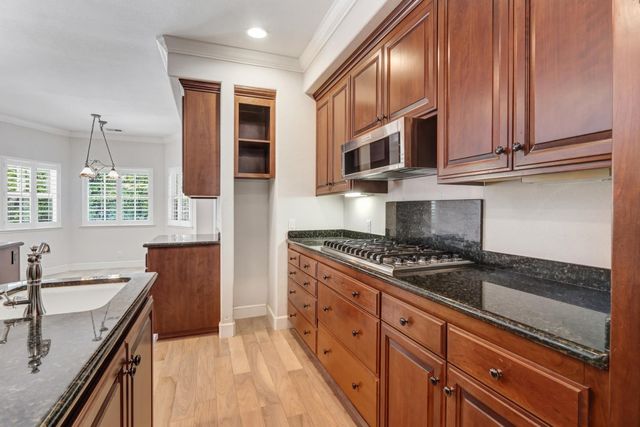 5 Latham Ln, Sacramento, CA 95864