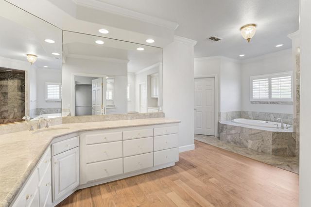 5 Latham Ln, Sacramento, CA 95864