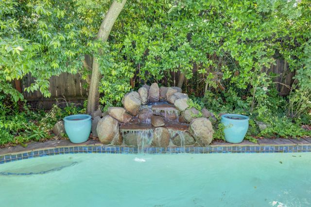 5 Latham Ln, Sacramento, CA 95864