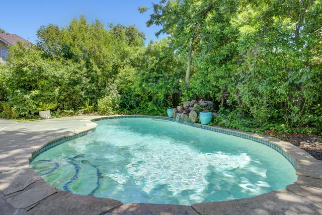 5 Latham Ln, Sacramento, CA 95864