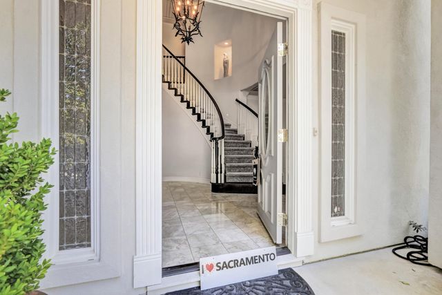 5 Latham Ln, Sacramento, CA 95864