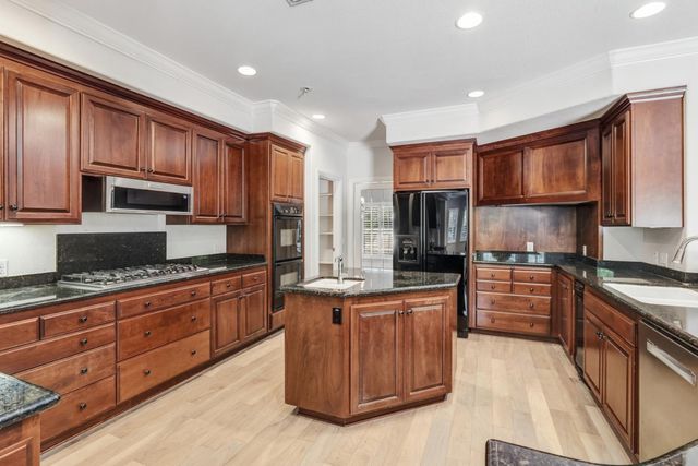 5 Latham Ln, Sacramento, CA 95864