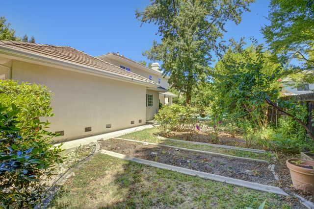 5 Latham Ln, Sacramento, CA 95864