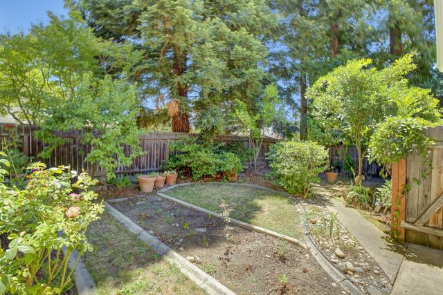 5 Latham Ln, Sacramento, CA 95864