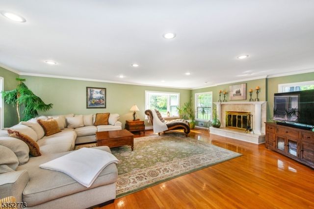 47 Robin Hood Way, Wayne Twp., NJ 07470