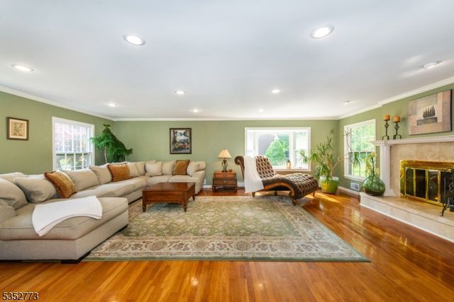 47 Robin Hood Way, Wayne Twp., NJ 07470
