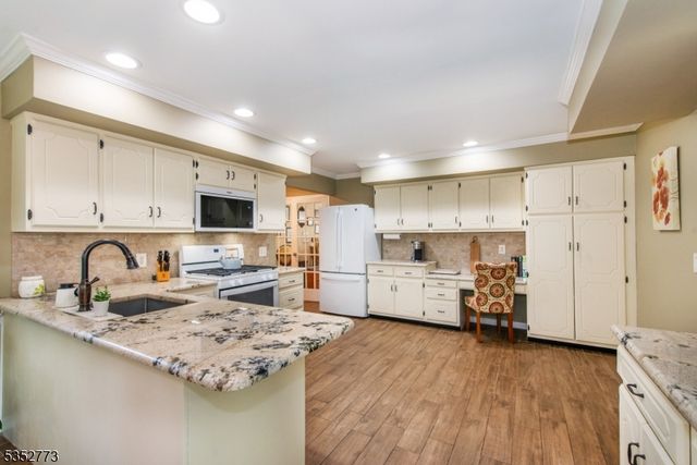 47 Robin Hood Way, Wayne Twp., NJ 07470