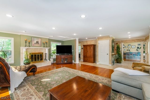 47 Robin Hood Way, Wayne Twp., NJ 07470