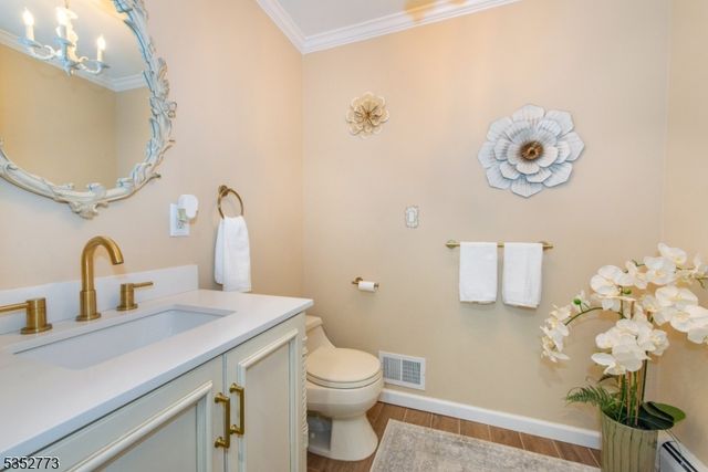 47 Robin Hood Way, Wayne Twp., NJ 07470