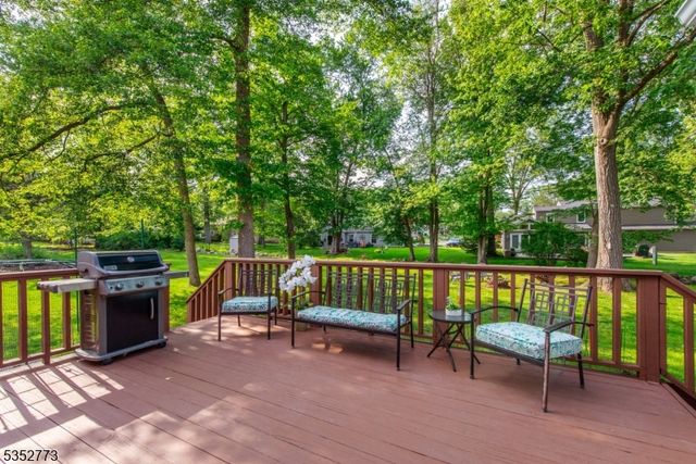 47 Robin Hood Way, Wayne Twp., NJ 07470