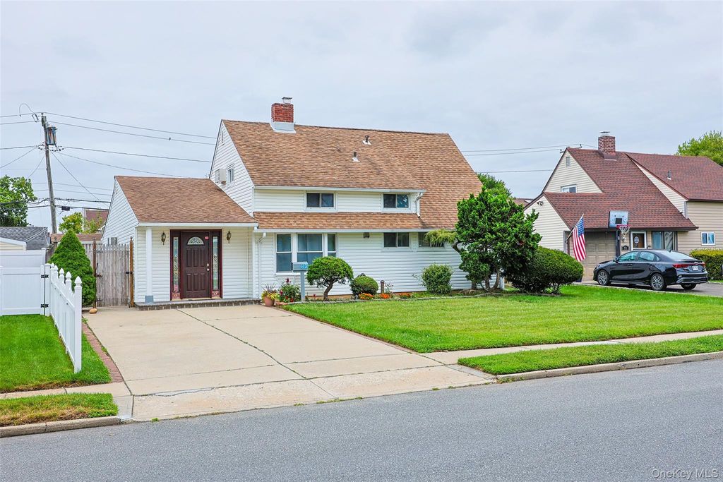 82 Lantern Road, Hicksville, NY 11801 — exterior
