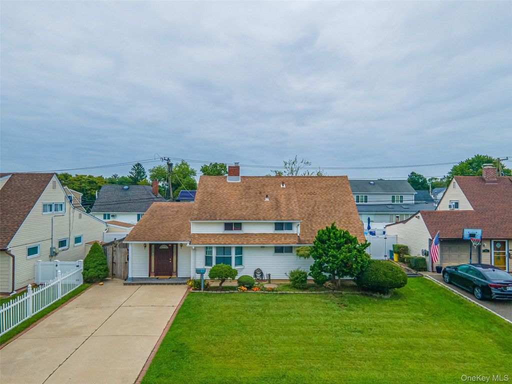 82 Lantern Road, Hicksville, NY 11801 — photo 2