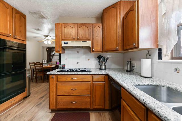 5222 Glenvalley Drive, La Porte, TX 77571