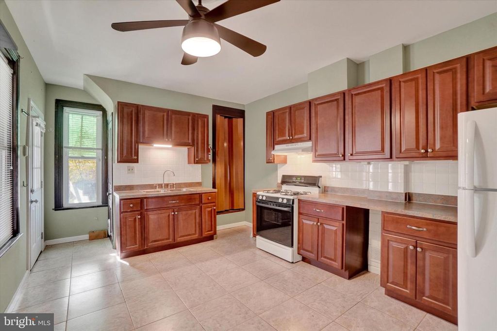 Image 10 of property listing at 642 PENNSYLVANIA AVE, York, PA 17404