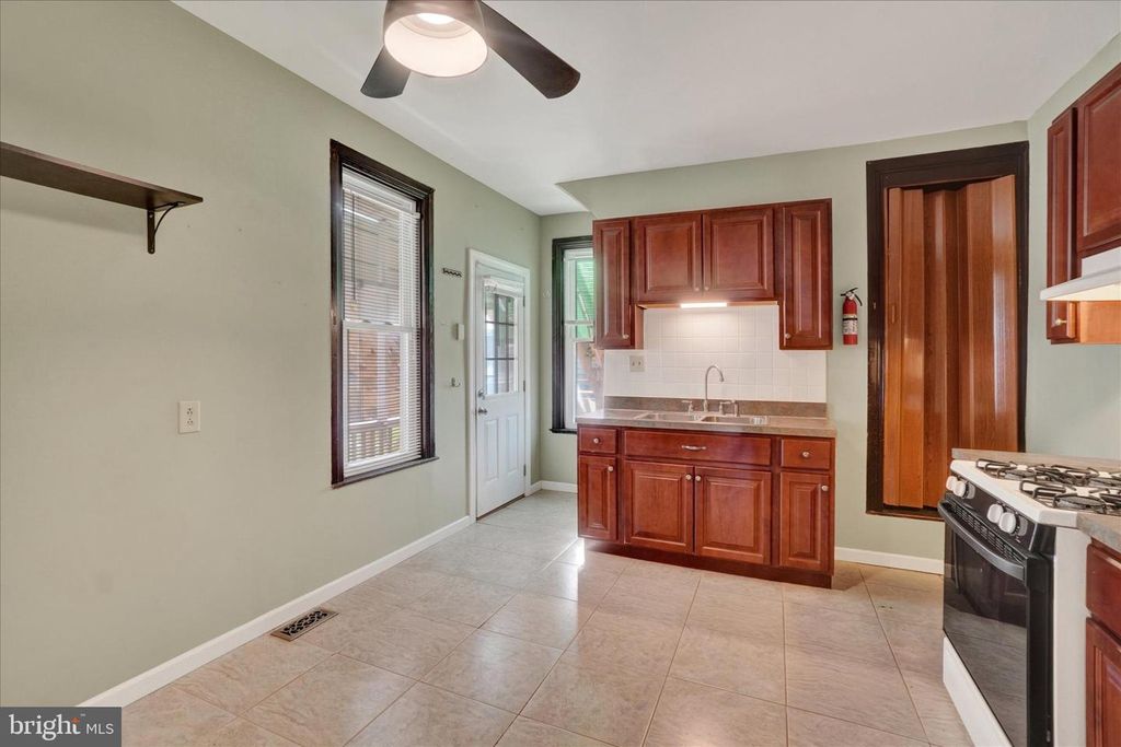 Image 12 of property listing at 642 PENNSYLVANIA AVE, York, PA 17404