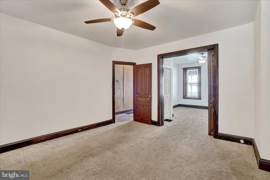 Image 6 of property listing at 642 PENNSYLVANIA AVE, York, PA 17404